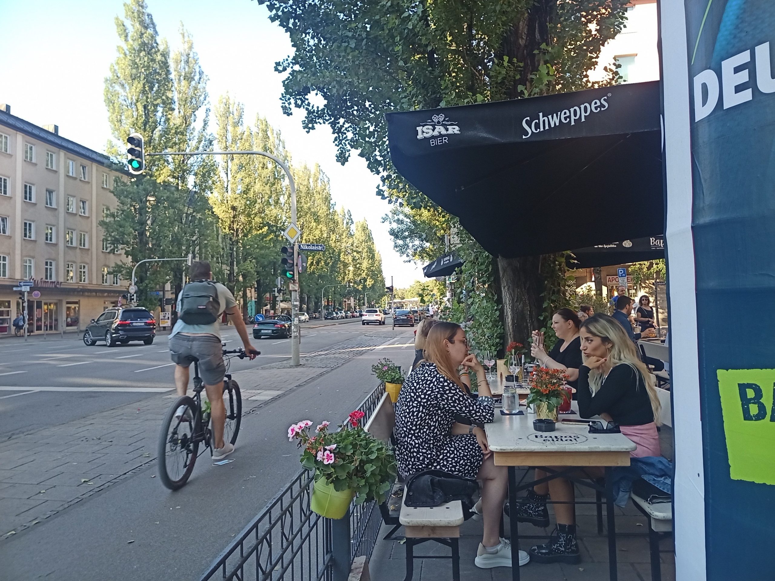ミュンヘン中心部の自転車専用道・Covid対策でカフェのテーブルも歩道に設置してあるところが多い