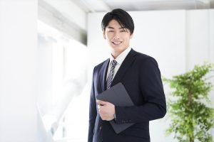 会議室でタブレットを持つ男性の画像