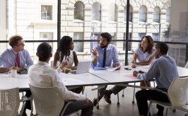 Gente reunida sobre intervenciones culturales