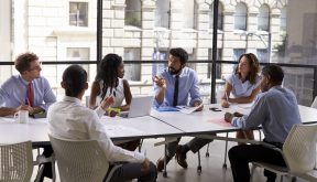 Gente reunida sobre intervenciones culturales