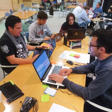 Un equipo trabaja en el Metaverse Social Hub Hackathon de IBM