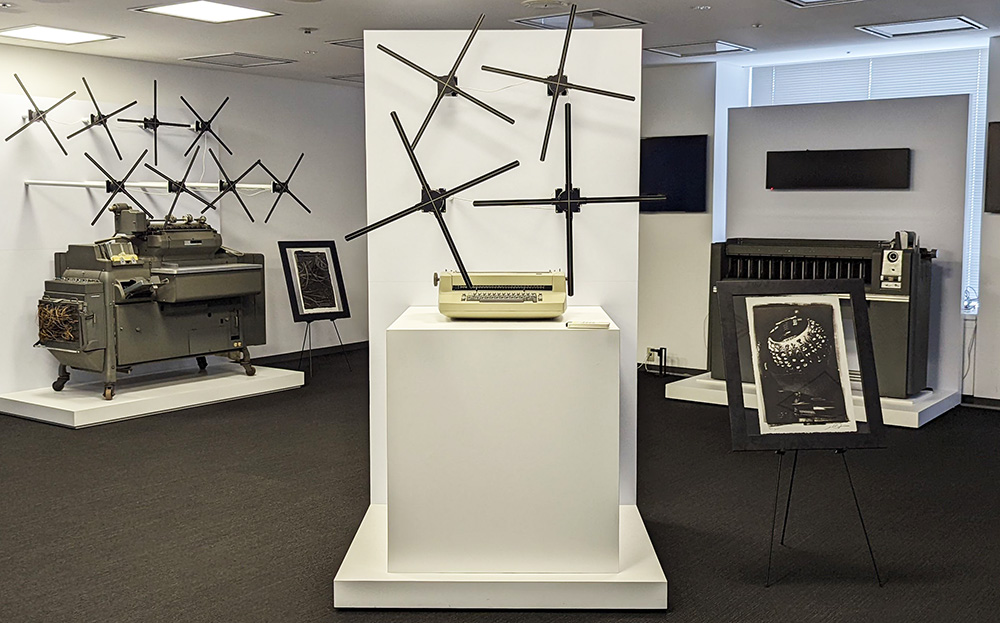 3Dファントムを用いた空間映像がオフの状態の「未来の考古学」展示風景の一部