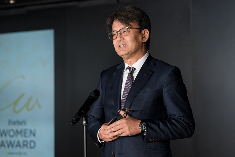 受賞スピーチをする日本IBM社長 山口 明夫の写真
