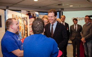 Lodewijk Asscher in gesprek met deelnemers.