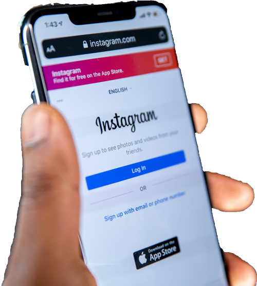 Hand som håller i mobiltelefon som visar log-in-bild av sociala mediet Instagram.