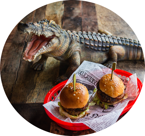 dinosaurie och minihamburgare på restaurant